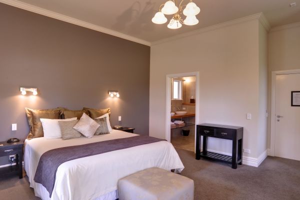 Flagstaff Lodge (Russell )